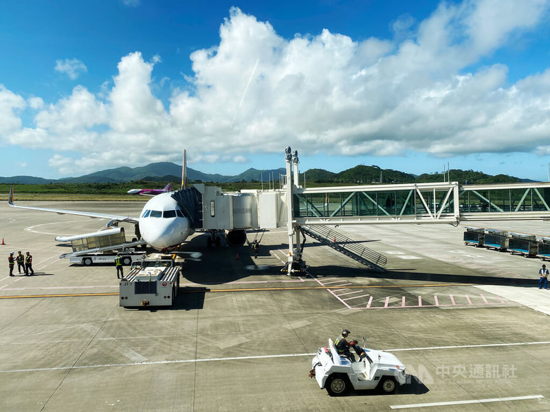 基隆-石垣島海運航線預計今年9月開航,交通部觀光署2日表示,樂見不同旅遊產品提供多元選擇。圖為新石垣機場。中央社記者楊啟芳攝 114年6月2日