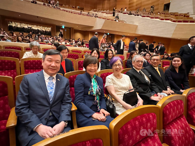 NSO國家交響樂團「來自台灣」日本巡演音樂會2日在東京三得利音樂廳演出,安排作曲家金希文為緬懷已故前總統李登輝所創作的「第五號交響曲」在日本首演。左起為駐日代表李逸洋、前日本首相安倍晉三遺孀安倍昭惠、李登輝基金會董事長李安妮、賴國洲、駐日副代表周學佑。中央社記者楊明珠東京攝 114年6月2日