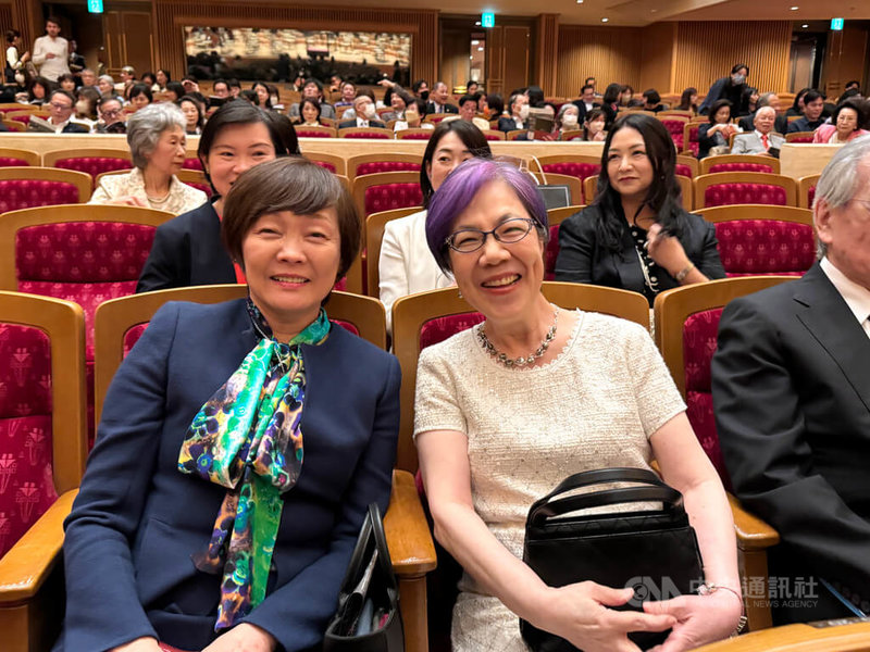 NSO國家交響樂團「來自台灣」日本巡演音樂會2日在東京三得利音樂廳演出，前日本首相安倍晉三遺孀安倍昭惠（左）與李登輝基金會董事長李安妮合影。中央社記者楊明珠東京攝  114年6月2日