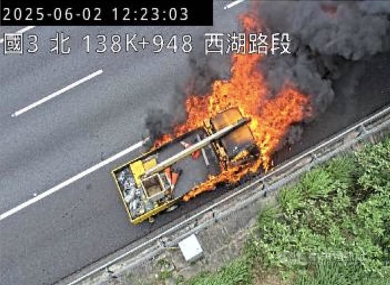 1輛民間工程作業車2日中午行經國道3號北上138.9公里苗栗西湖路段,發生火燒車事故,烈焰、濃煙竄天,大火瞬間吞噬整輛車,所幸駕駛及時逃生,未造成人員傷亡。(翻攝自國道1968即時影像)中央社記者管瑞平傳真 114年6月2日