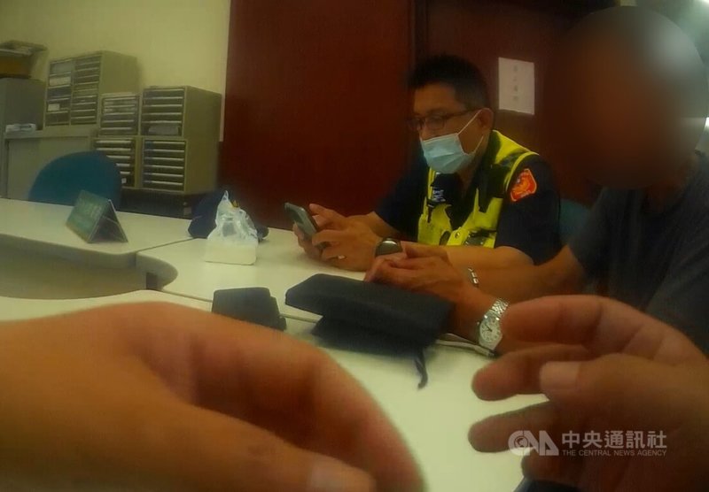 台中77歲陳姓男子近日諸事不順,在網路看到一則改運成功廣告,聲稱「隔空作法」即可消災解厄,到銀行要匯相關費用,行員詢問細節他卻無法交代,警方到場識破為詐騙手法,成功阻詐。(翻攝照片)中央社記者蘇木春傳真 114年6月2日