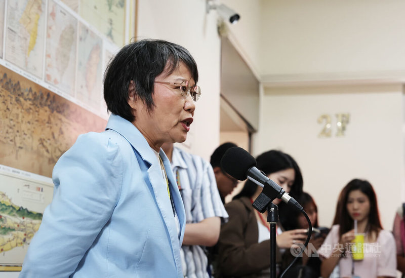 內政部長劉世芳(左)2日上午赴立法院內政委員會列席備詢,會前接受媒體聯訪回應有關中正路改名等相關議題。中央社記者趙世勳攝 114年6月2日