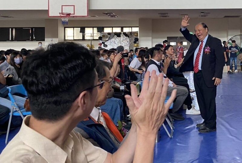 澎湖縣長陳光復(左5)2日祝福馬公高中與澎湖海事畢業生,懷抱堅定信念、走正確道路。(澎湖縣政府提供)中央社 114年6月2日