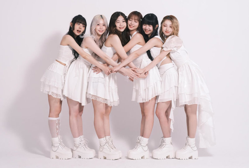 由選秀節目「未來少女」選秀出身的女團紫月光,1日推出最新單曲「嘿,好久不見」,近期常跑校園演唱的她們說,每每看到台下配合歌曲打開手電筒營造燈海,心情都很澎湃。(本質娛樂提供) 中央社記者陳怡璇傳真 114年6月2日