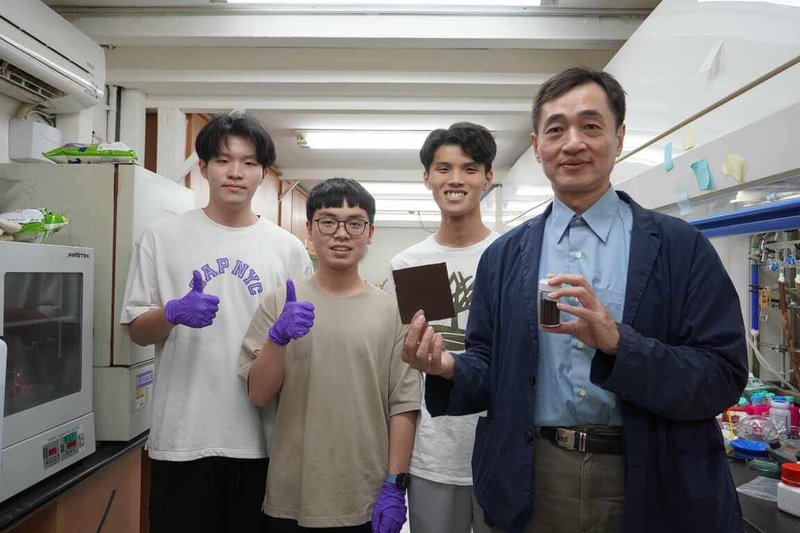 台灣科技大學研究團隊投入「廢棄咖啡渣環保隔音建材」的研究,將咖啡渣變成兼具隔音、除臭與環保特性的創新材料,展現廢棄物升級再利用的潛力。(台科大提供)中央社記者許秩維傳真 114年6月2日