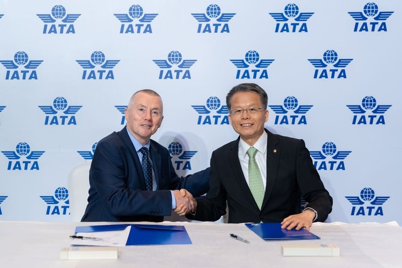 長榮航空總經理孫嘉明(右)和IATA理事長華爾希(Willie Walsh,左)於第81屆IATA年度大會及世界航空運輸高峰會,共同簽署合作協議,長榮航空正式成為「亂流感知平台」成員。(長榮航提供)中央社記者江明晏傳真 114年6月2日