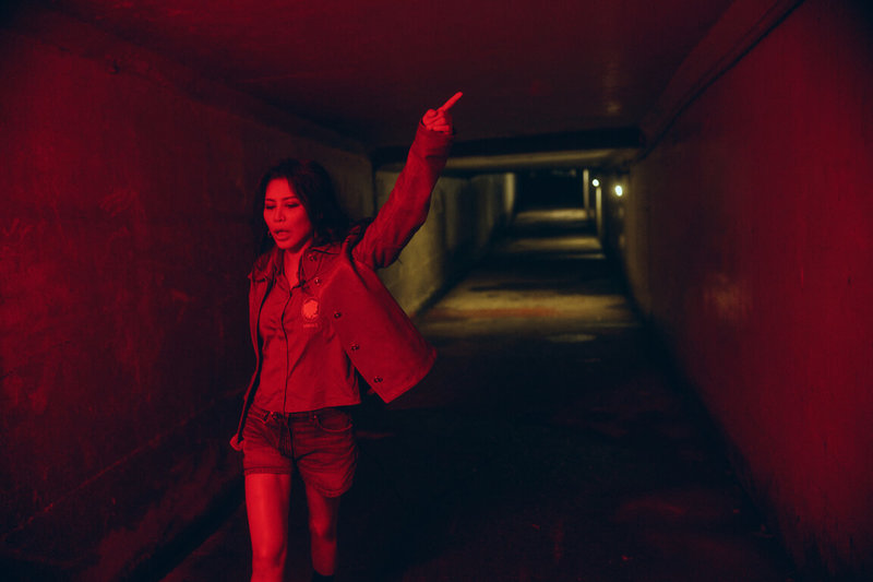 歌手艾怡良拍攝作品「誰敢」MV,在悶熱潮濕的暗渠裡來回走了超過30遍,蚊蟲大軍讓團隊猛噴防蚊液。(環球音樂提供)中央社記者陳怡璇傳真 114年6月2日