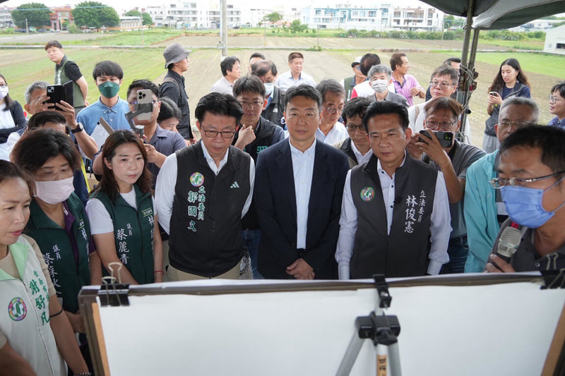 民進黨立委郭國文(前左4)、林俊憲(前右2)2日會同交通部長陳世凱(前右3)到台南市考察交通建設,聽取相關單位簡報。(郭國文服務處提供)中央社記者楊思瑞台南傳真 114年6月2日