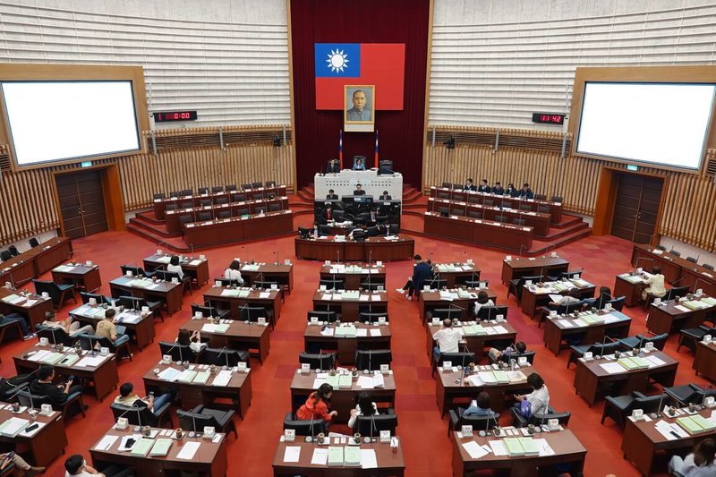 高雄市議會2日審議通過高雄市政府訂定「高雄市碳預算（2025年至2026年）」及相關附帶決議，成為全國首個制定並通過碳預算城市。（高雄市議會提供）中央社記者蔡孟妤傳真  114年6月2日
