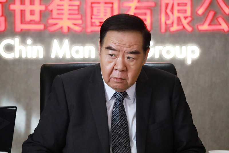 74歲資深影帝「肥貓」鄭則仕(圖)睽違4年回歸TVB港劇,近期演出溫馨家庭喜劇「神耆小子」,化身成專制蠻橫的財閥大老闆。(年代提供)中央社記者洪素津傳真 114年6月2日