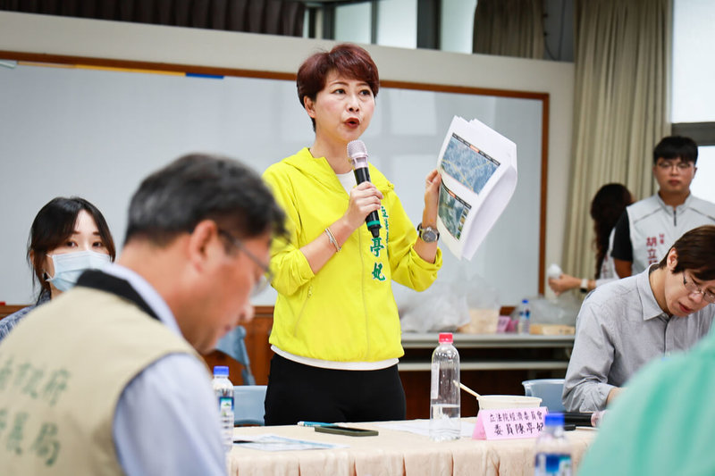 民進黨立委陳亭妃(後中)2日參與立法院台南地區經濟建設概況考察行程,要求相關單位加速協調,協助地方創生計畫核定。(陳亭妃服務處提供)中央社記者楊思瑞台南傳真 114年6月2日