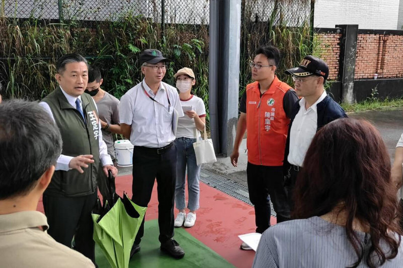 民進黨立委王定宇(左1)2日在台南關廟運動公園辦理會勘,盼儘速確定土地管理權與使用者等相關責任,讓新建風雨球場順利啟用。(王定宇服務處提供)中央社記者楊思瑞台南傳真 114年6月2日