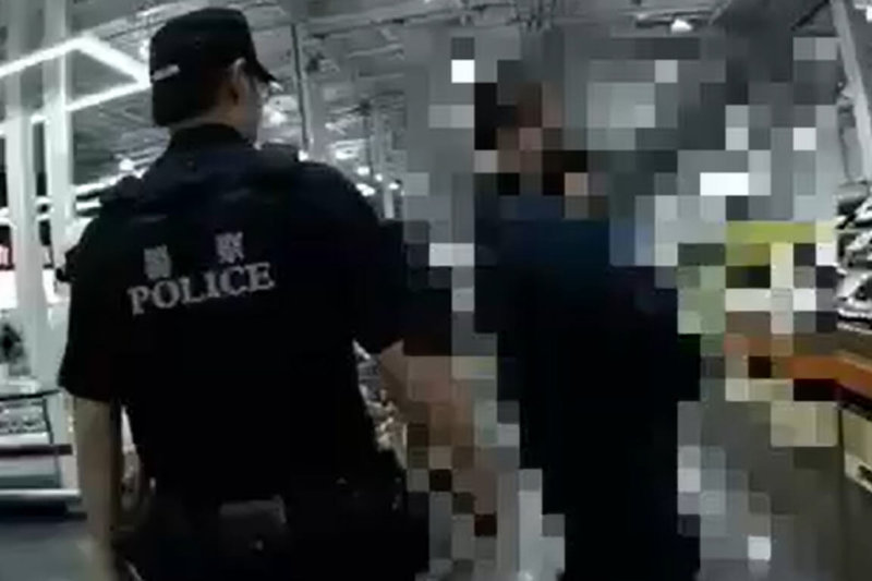 台南市警方5月30日接獲轄區大賣場業者通報,指稱有男子涉嫌趁女店員理貨時以手機偷拍裙底,員警前往現場調查。(讀者提供)中央社記者楊思瑞台南傳真 114年6月2日