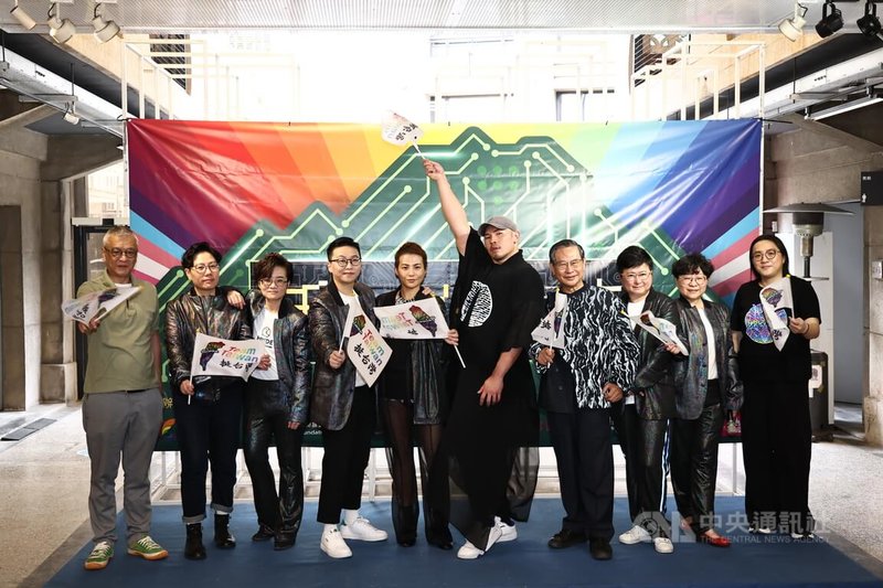 台灣伴侶權益推動聯盟與紅絲帶基金會2日上午在台北舉辦「TEAM TAIWAN 挺台灣-LGBTI多元日常走上東京街頭」記者會,宣布將第5度參與東京同志遊行;伴侶盟創辦人許秀雯(右3)、台灣紅絲帶基金會董事長涂醒哲(右4)、網紅Vicky老絲(右5)、服裝設計師汪俐伶(右1)等人合影留念。中央社記者翁睿坤攝 114年6月2日