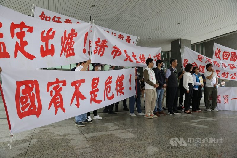 高雄國賓飯店經高雄市政府委託第三方評估達危老重建標準,國民黨高雄市議員邱于軒及國賓飯店不當容積自救會等民團2日在高市府四維行政中心門口抗議,公布自救會自行委託「第四方」台南市土木技師公會鑑定結果,強調1樓才是國土署建築耐震設計規範所認定的「基面」,質疑市府的評估報告有誤。中央社記者張已亷攝 114年6月2日
