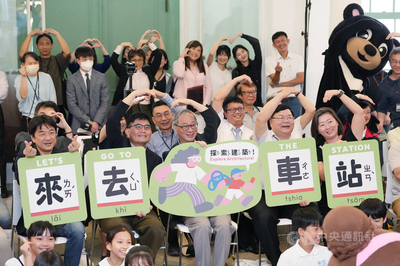 國立台灣博物館推出「來.去車站—探索建築」特展,2日在鐵道部園區舉行開幕典禮,文化部長李遠(前左3)與台博館館長陳登欽(前左2)、台鐵總工程師陳詩本(前左4)等人合影。中央社記者徐肇昌攝 114年6月2日