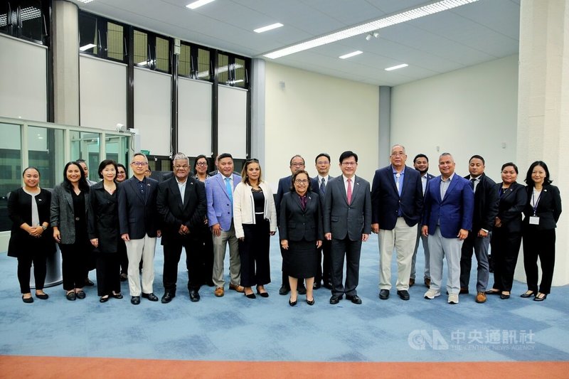 友邦馬紹爾群島共和國總統海妮2日晚間率團訪台,代表團成員包括多名政府官員及商業界代表共19人。中央社記者吳睿騏桃園機場攝 114年6月2日