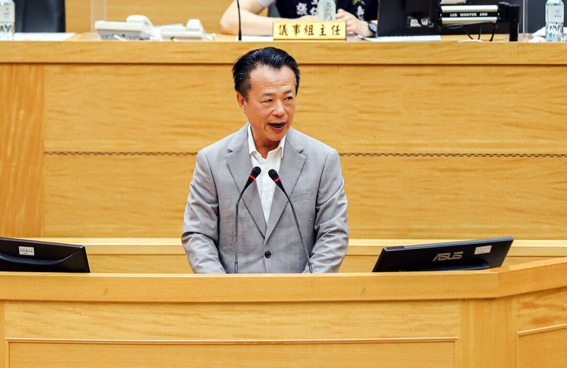 嘉義縣長翁章梁(圖)2日在嘉義縣議會施政報告表示,台灣積體電路製造股份有限公司在嘉義科學園區設廠計畫未受美國總統川普(Donald Trump)對等關稅波及,2座先進封裝廠2028年同步量產。(嘉義縣政府提供)中央社記者黃國芳傳真 114年6月2日