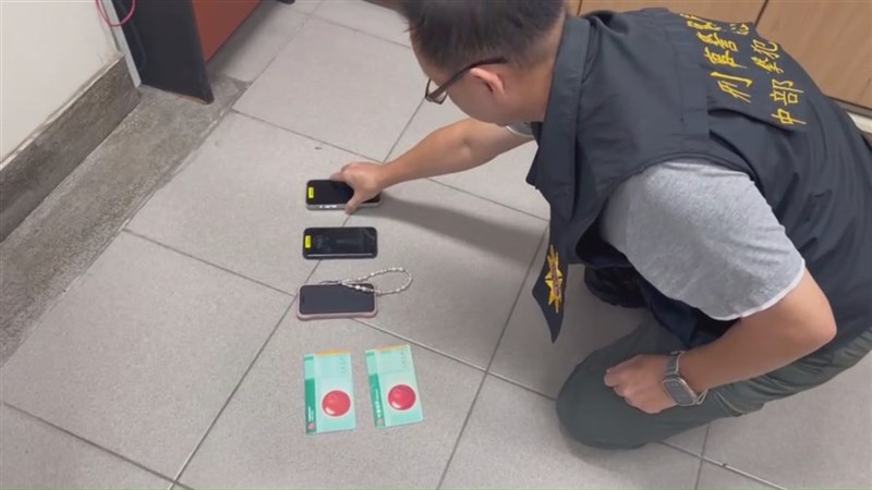 檢警偵辦SBL假球案,刑事局掌握時任彰化柏力力隊球員施顏宗、陳奕綸2人涉案,刑事局中打日前循線逮捕2人到案,並查扣存摺等證物。(翻攝照片)