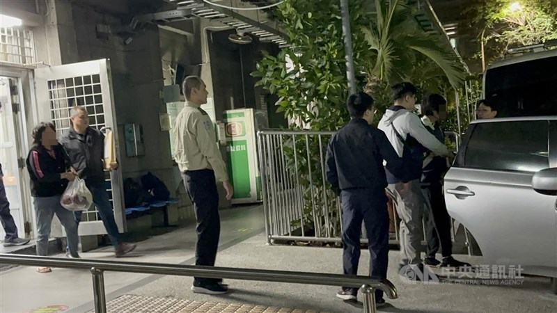 彰化縣大村鄉朱姓女子(左)及朱女前男友賴姓男子(右2)涉遺棄屍體、殺人罪嫌遭起訴。圖為2人2月被移送彰化地方檢察署複訊後,檢方聲押禁見,移由彰化地方法院羈押庭審理。(中央社檔案照片)