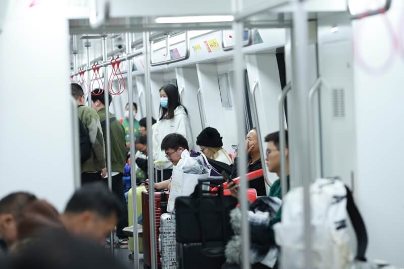圖為中國佛山地鐵列車及乘客。(圖取自佛山地鐵網頁fmetro.net)