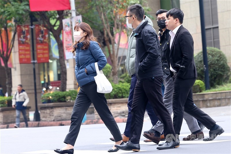 台灣人壽發布退休生態觀察調查顯示,台灣民眾退休準備延後至39.63歲才開始、創6年最晚紀錄。圖為新北市板橋區街頭上班族。(中央社檔案照片)