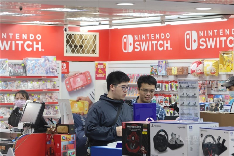 圖說: 任天堂新款遊戲機Switch 2即將於6月5日在日本、美國等地發售,惟受到美國關稅戰等因素影響,任天堂預估的Switch 2初期發售量低於市場預期,國內Switch概念股後續拉貨動能待觀察。(中央社檔案照片)