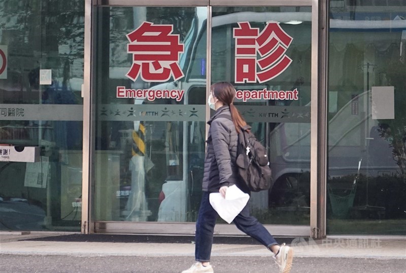 圖為高雄市一家醫院急診門口。(中央社檔案照片)
