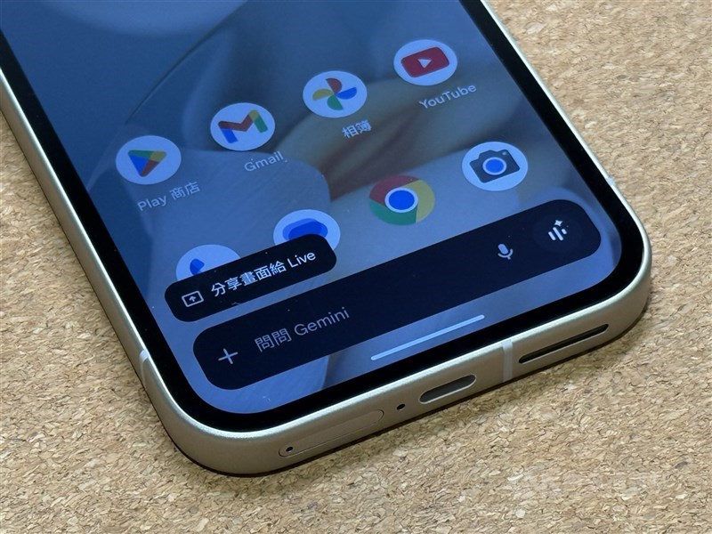 外媒報導Google將於6月3日釋出Android 16作業系統更新,首波裝置包括Google旗下Pixel手機與平板電腦。圖為今年4月開賣的Pixel 9a智慧型手機。(中央社檔案照片)
