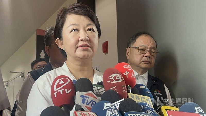 台中市長盧秀燕(左)2日接受媒體聯訪,關於中火5機組無有效許可證仍繼續燃煤,環團要求修法,盧秀燕表示她認同立法院應該修法,讓地方政府有實際參與權。中央社記者趙麗妍攝 114年6月2日