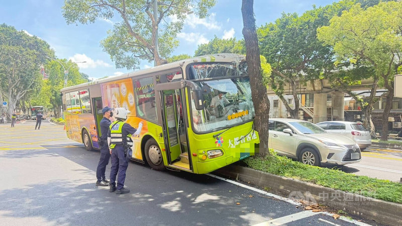 台北市士林區中山北路五段2日中午發生大都會客運公車自撞路樹意外,造成6人輕傷。(翻攝照片)中央社記者黃麗芸傳真 114年6月2日