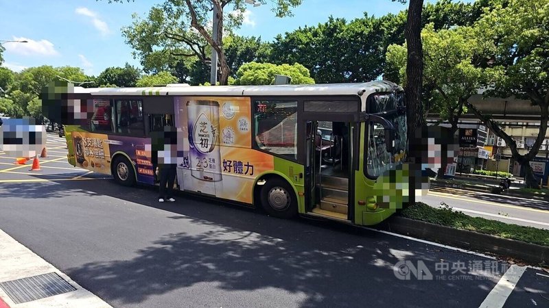 台北市士林區2日中午發生一輛260路線公車自撞路樹事故，公車車頭受損、擋風玻璃碎裂，事發時車上有12名乘客，其中6人因此擦挫傷，送醫治療均無礙；肇事駕駛排除酒駕，疑精神恍惚釀禍。（翻攝照片）中央社記者黃麗芸傳真  114年6月2日
