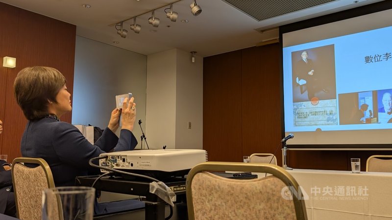 日本李登輝之友會2日舉辦聚會,李登輝基金會董事長李安妮在會中發表「數位李登輝」的推動進度,與會的日本前首相安倍晉三遺孀安倍昭惠相當關心,拿起手機記錄。中央社記者楊明珠東京攝 114年6月2日