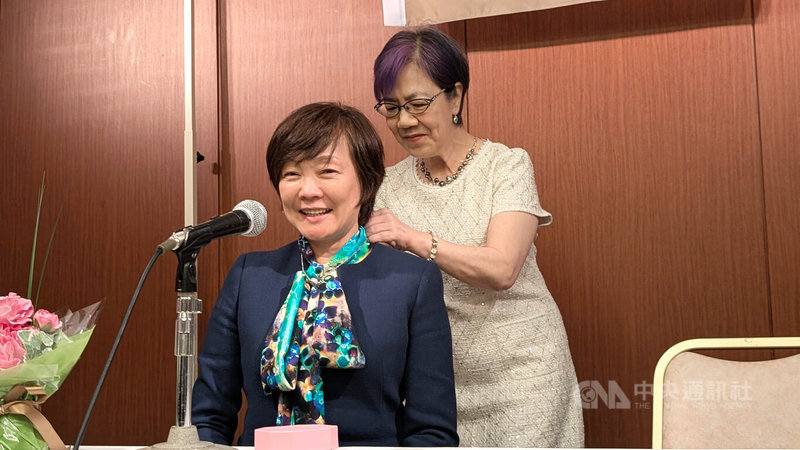 日本前首相安倍晉三遺孀安倍昭惠(前)2日出席日本李登輝之友會在東京舉辦的活動,李登輝女兒李安妮致贈項鍊,象徵兩人永遠不分開的姊妹情誼。中央社記者楊明珠東京攝 114年6月2日