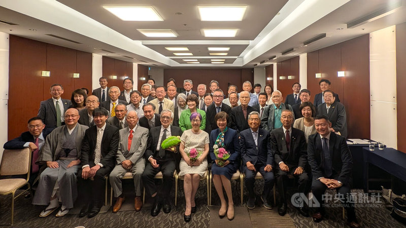 日本李友會2日舉辦聚會,替6月9日生日的李登輝基金會董事長李安妮(第一排中),以及6月10日生日的日本前首相安倍晉三遺孀安倍昭惠(第一排右4)提前慶生。中央社記者楊明珠東京攝 114年6月2日