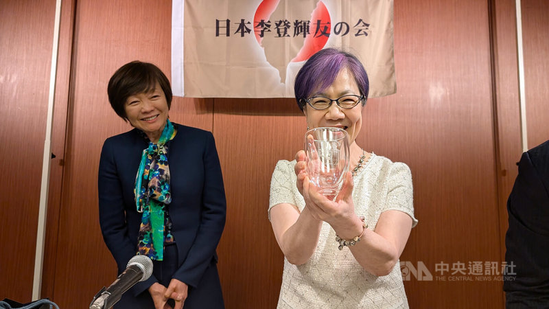 日本前首相安倍晉三遺孀安倍昭惠(左)2日出席日本李登輝之友會在東京舉辦的活動,李登輝女兒李安妮致贈項鍊,安倍昭惠回贈印有日本前首相安倍晉三與李前總統合影的玻璃杯。中央社記者楊明珠東京攝 114年6月2日
