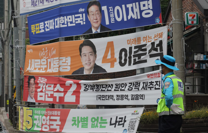圖為韓國首爾道路上懸掛的候選人橫幅。(韓聯社)