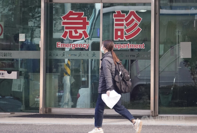 圖為高雄市一家醫院急診門口。(中央社檔案照片)