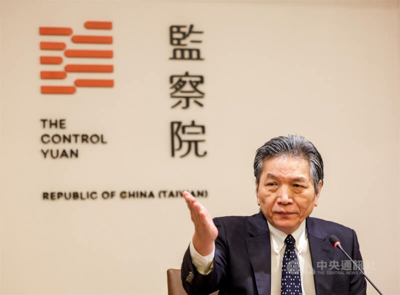 前監察院秘書長李俊俋涉公務車私用風波,1日請辭獲准。監察院副院長李鴻鈞(圖)2日在監察院召開記者會表示,針對被媒體揭露3位私用公務車的監委,將移送紀律委員會。中央社記者裴禛攝 114年6月2日