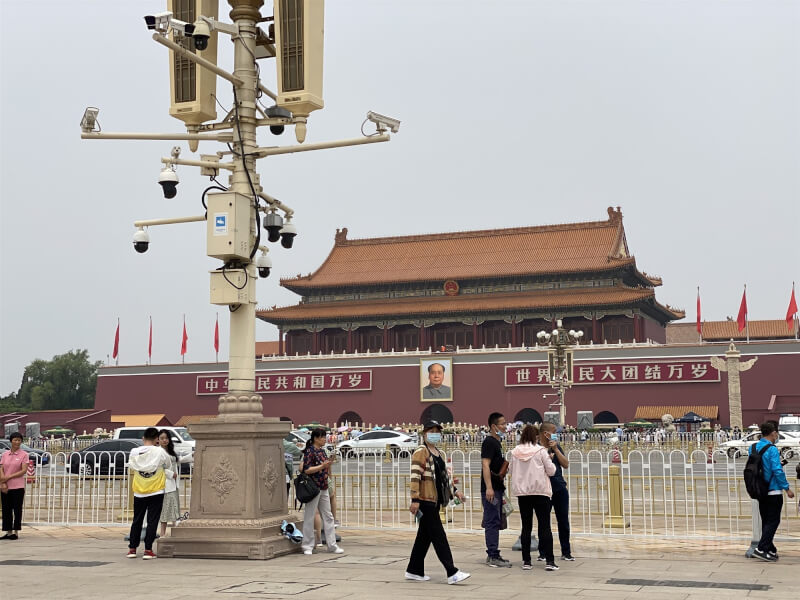 六四事件36週年將至，儘管各地政府財政吃緊，中國異議、維權人士及人權律師一如往年受到行動限制。圖為北京天安門廣場監視器。（中央社檔案照片）