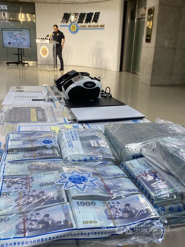 警政署刑事局2日舉行破案記者會,指出虛擬貨幣交易平台「幣想科技公司」涉嫌與詐團勾結協助洗錢,已知近千人受害、總財損約新台幣17億元,警方共執行2波拘提行動,逮12嫌送辦。中央社記者黃麗芸攝 114年6月2日