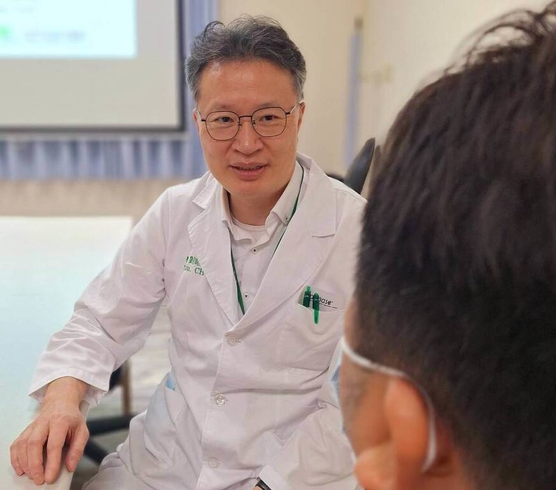 阮綜合醫院皮膚科醫師劉昭宏說,近來門診患者中,因長時間戴安全帽所引發的皮膚疾病個案明顯變多,尤其是頭皮毛囊炎患者就增加2成。(阮綜合醫院提供)中央社記者蔡孟妤傳真 114年6月2日