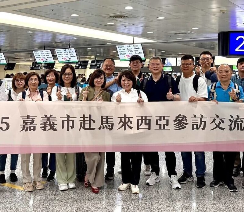 嘉義市長黃敏惠(前右4)2日率市府團隊赴馬來西亞吉隆坡參訪,同時拜會馬來西亞華人旅遊業公會,並將於4日舉辦觀光推介會。(嘉義市政府提供)中央社記者黃國芳傳真 114年6月2日
