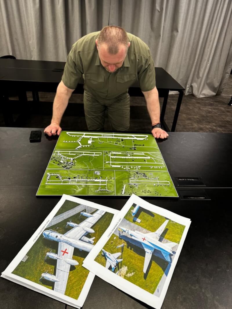 烏克蘭安全局估算,襲擊俄羅斯基地摧毀軍機造成的損失價值達70億美元。(圖取自x.com/ServiceSsu)