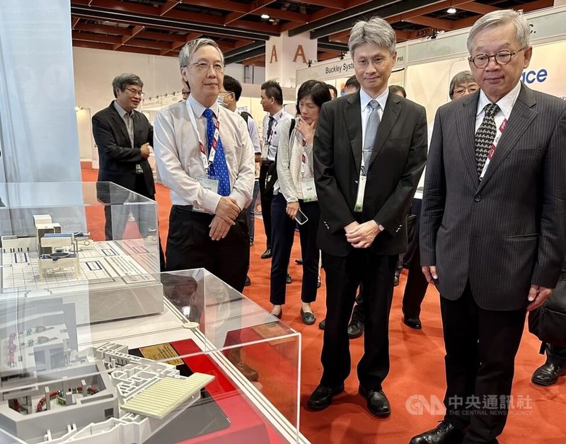 台灣首度舉辦國際粒子加速器會議,國科會主委吳誠文(右1)在台灣館展示區參觀。中央社記者張璦攝 114年6月2日