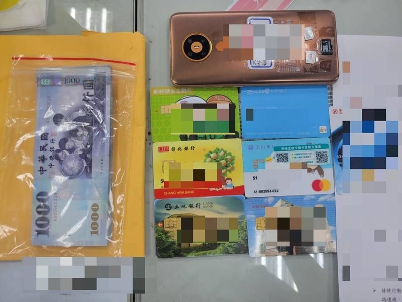 李姓女子日前在網路上認識1名男子，2人以男女朋友相稱，男子請李女代為提款收款，員警發現李女行跡可疑攔下盤查，並在李女身上查扣手機、提款卡7張以及新台幣4萬元現鈔等證物依刑法詐欺等罪送辦。（警方提供）中央社記者吳哲豪傳真 114年6月3日