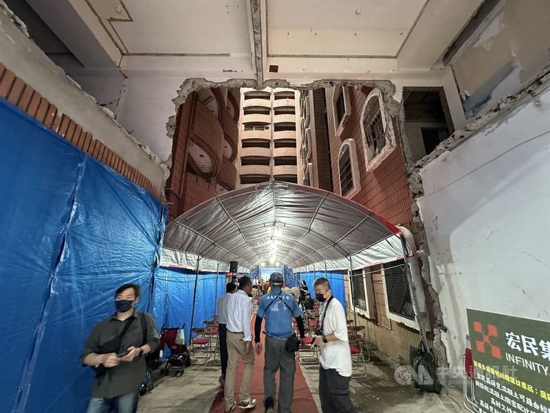 台北市永吉路附近的力霸皇家社區大樓在921地震後被判定為海砂屋,北市都市更新處3日表示,歷經溝通協調等程序約25年後核定通過,將由建商進行拆除。中央社記者劉建邦攝 114年6月3日