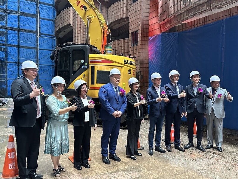 台北市永吉路附近的力霸皇家社區大樓,因921地震後被判定為海砂屋,歷時25年協調北市都市更新處3日與實施者昇陽建設在大樓內開記者會宣布準備拆除大樓,包含北市副秘書長王玉芳(中)及建商代表等人出席。中央社記者劉建邦攝 114年6月3日