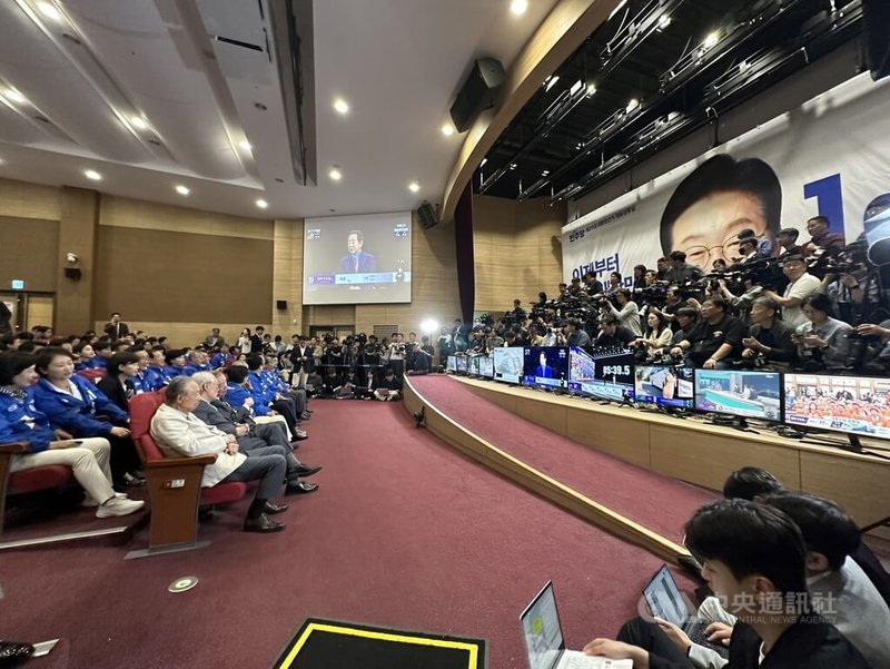 韓國大選投票結束,共同民主黨設於國會議員會館大會議室的選情中心,黨內人士聚集在此等候開票。中央社記者廖禹揚首爾攝 114年6月3日