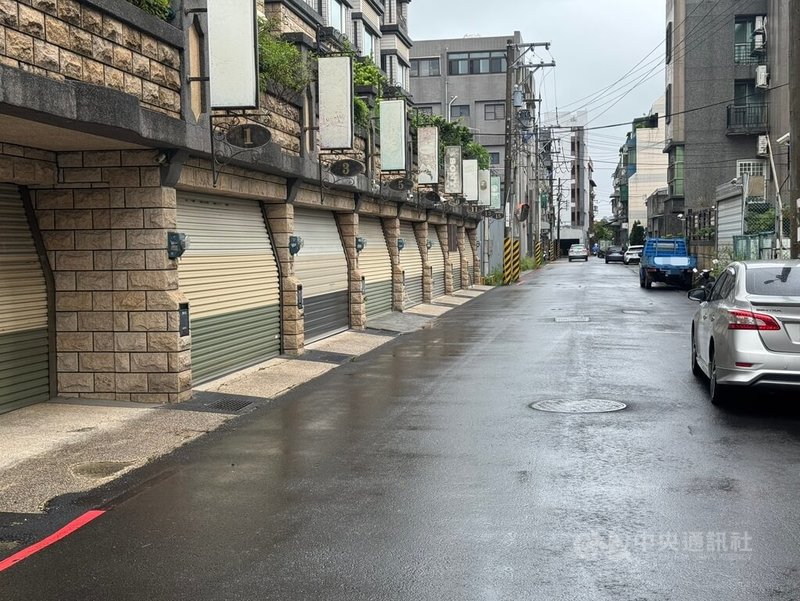 民進黨新竹市議員劉康彥3日說,竹市南寮地區多處道路周邊排水溝老舊、管道狹小,遇急降雨就易積淹水,要求市府改善。圖為常積淹水的新竹市中清路18巷。中央社記者魯鋼駿攝 114年6月3日